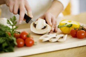 cach_giu_vitamin_trong_rau_cu_khi_nau_an